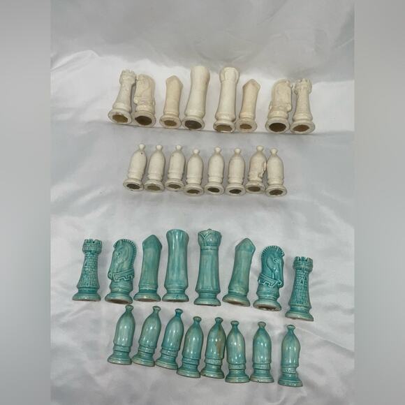 VTG DUNCAN MEDIEVAL CHESS SET GLAZED TURQUOISE WHITE CERAMIC COMPLETE 32 PIECES - Picture 7 of 16